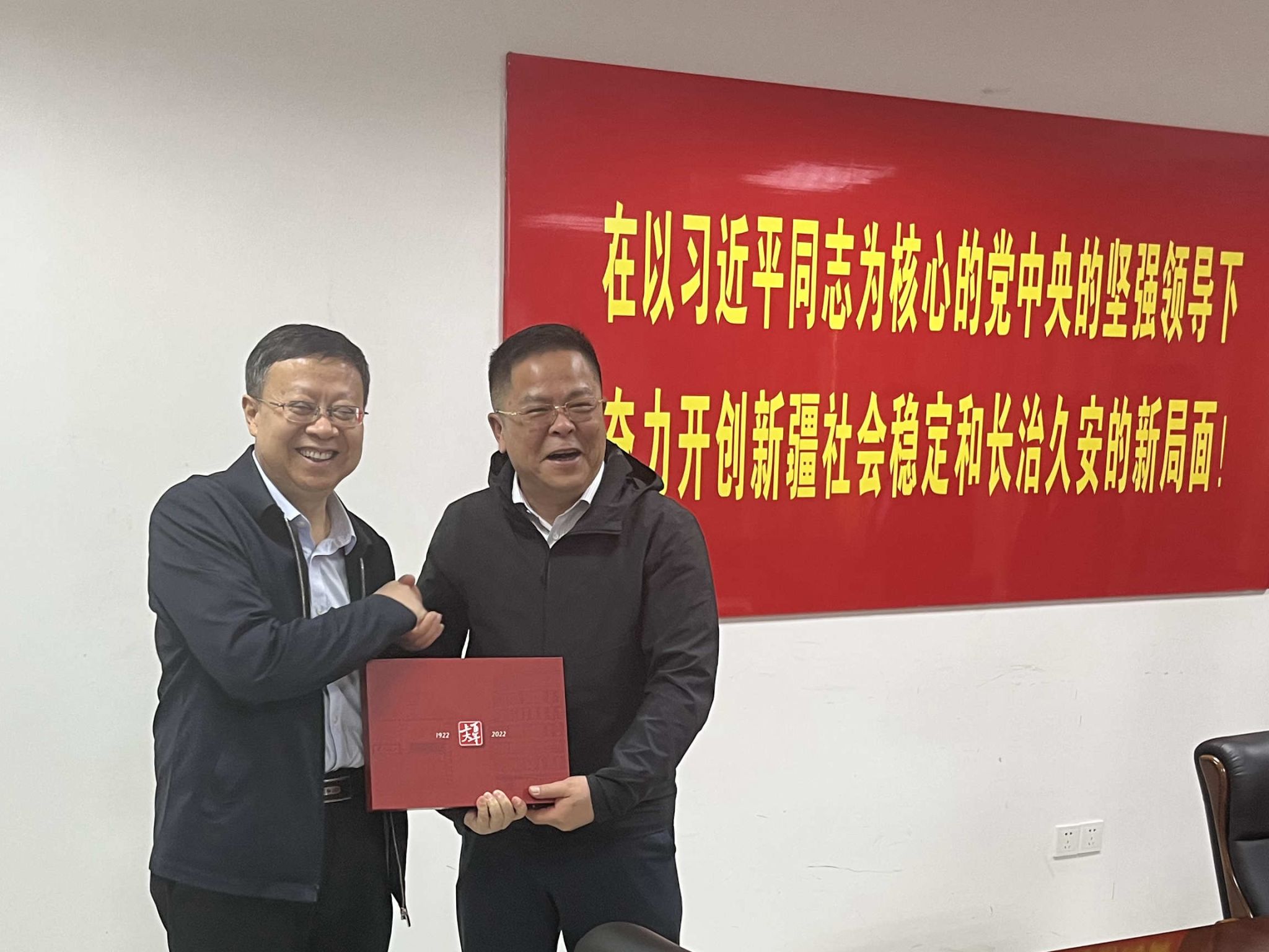 王校长与教育厅长.jpg