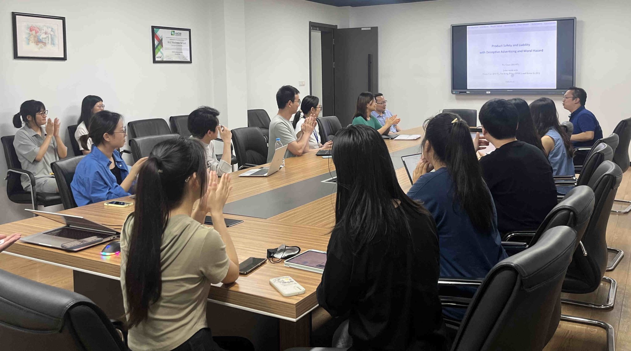 悉尼工商学院特邀华中科技大学关旭教授开设学术讲座.jpg